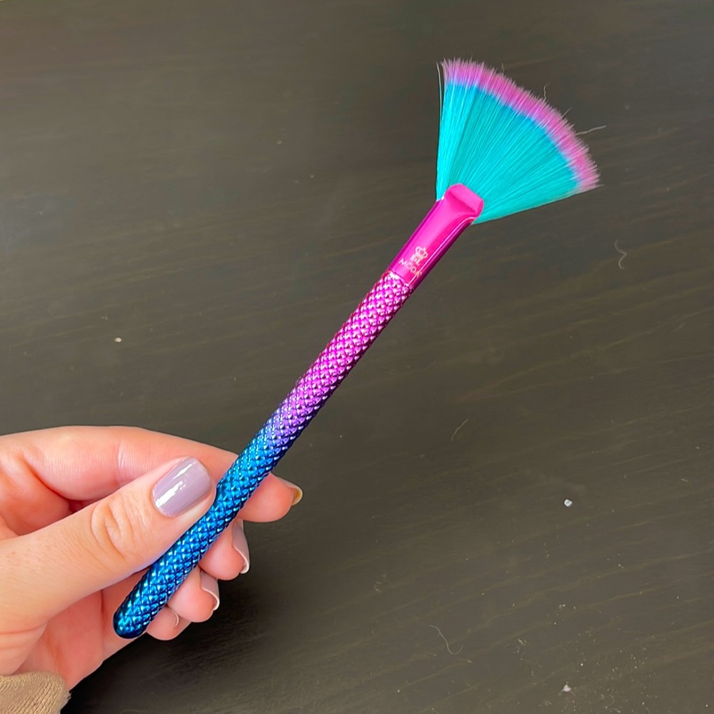 MODA Mermaid Fan Brush